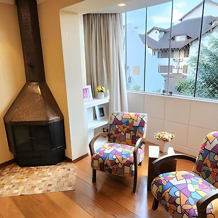 Maravilhoso apartamento no centro de Gramado Exterior foto