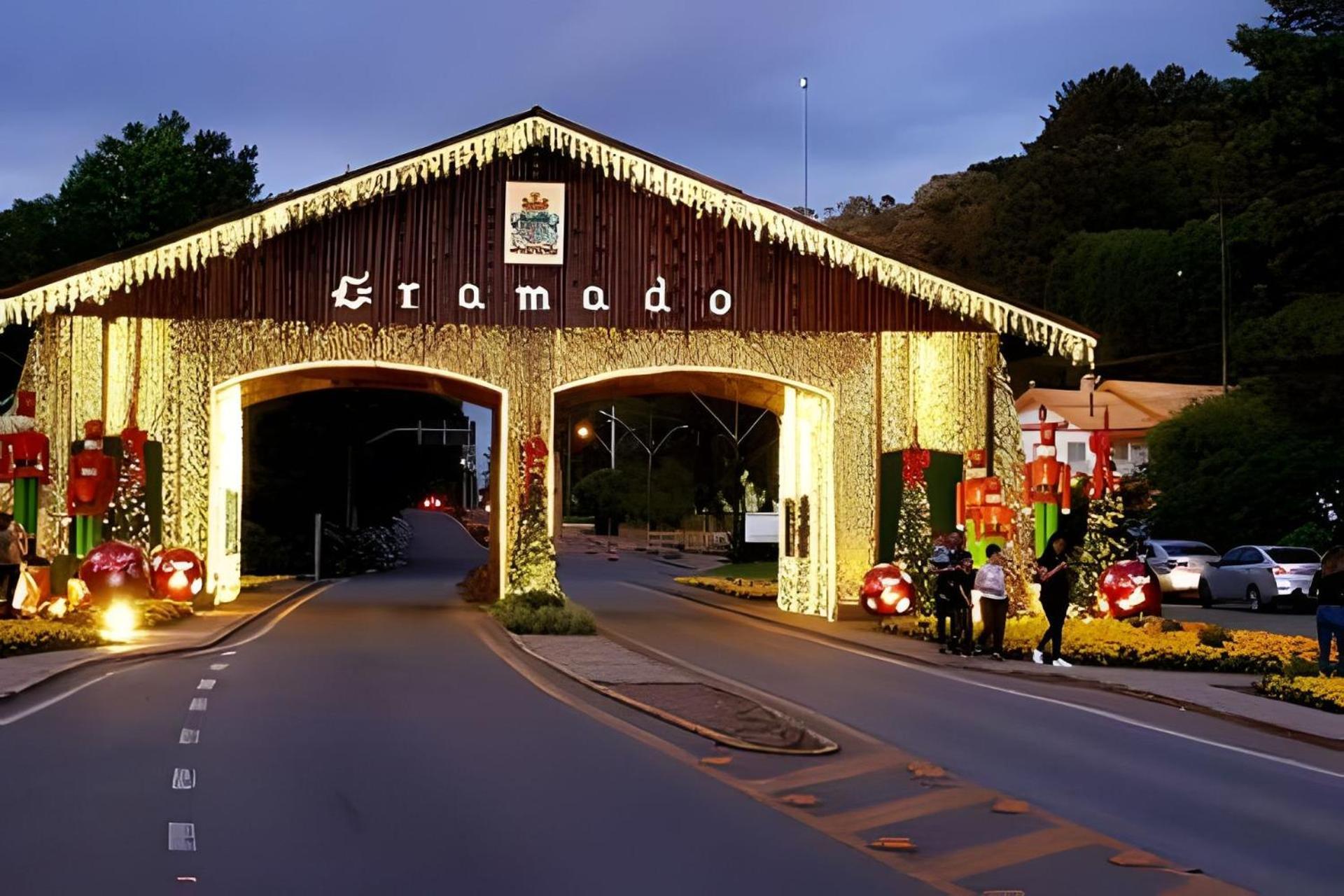 Maravilhoso apartamento no centro de Gramado Exterior foto